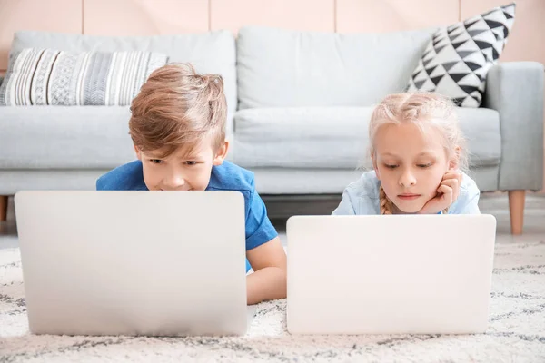Leuke Kleine Kinderen Met Laptops Thuis Concept Van Online Onderwijs — Stockfoto