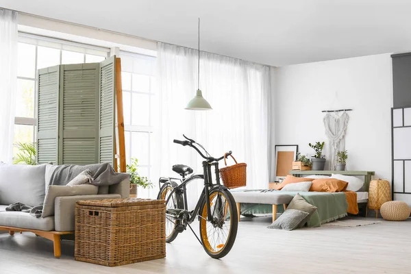 自転車付きのモダンなスタジオアパートメントのインテリア — ストック写真