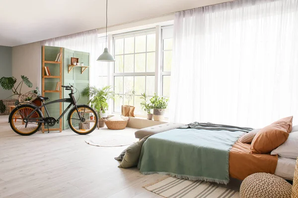 Interior Del Apartamento Estudio Moderno Con Bicicleta — Foto de Stock