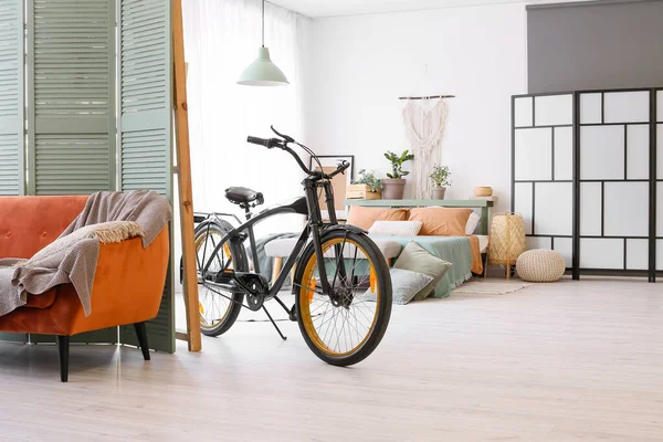 Interior Del Apartamento Estudio Moderno Con Bicicleta —  Fotos de Stock