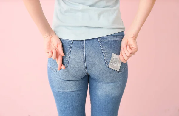 Jeune Femme Avec Préservatif Sur Fond Couleur — Photo