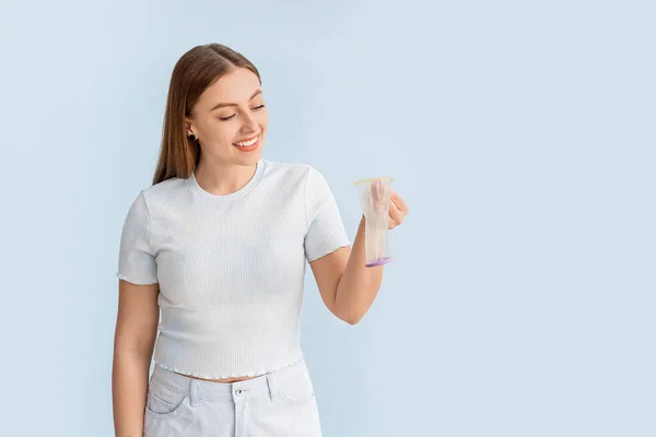 Jonge Vrouw Met Vrouwelijke Condoom Kleur Achtergrond — Stockfoto