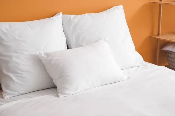 Großes Bequemes Bett Mit Sauberer Bettwäsche Zimmer — Stockfoto