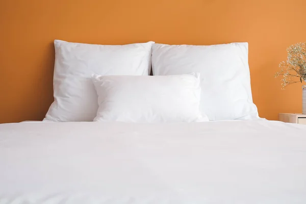 Big Comfortable Bed Clean Linen Room — Stock Photo, Image