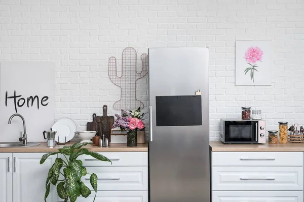 Stylish Interior Modern Kitchen Big Refrigerator — Stock Photo, Image