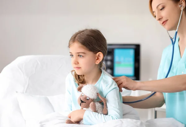 Hastane Odasında Küçük Bir Kızla Çalışan Kadın Doktor — Stok fotoğraf