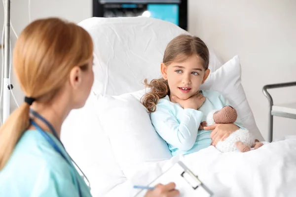 Medico Femminile Che Lavora Con Bambina Nella Stanza Ospedale — Foto Stock
