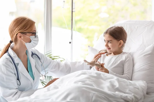 Médecin Féminin Travaillant Avec Une Petite Fille Dans Une Chambre — Photo