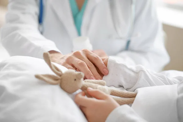 Medico Donna Che Lavora Con Bambina Camera Ospedale Primo Piano — Foto Stock