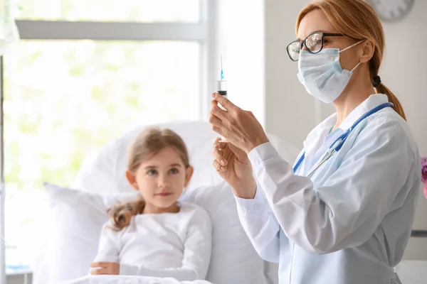 Medico Femminile Che Lavora Con Bambina Nella Stanza Ospedale — Foto Stock