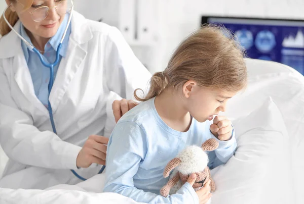 Hastane Odasında Küçük Bir Kızla Çalışan Kadın Doktor — Stok fotoğraf