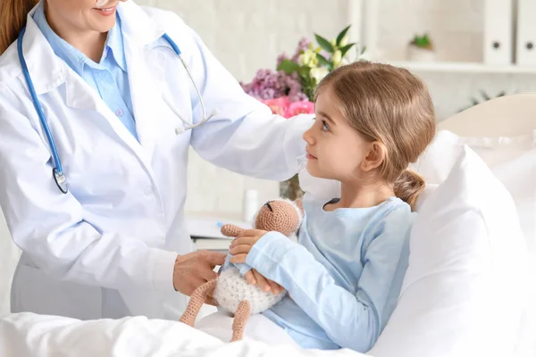 Doctora Que Trabaja Con Una Niña Habitación Del Hospital — Foto de Stock