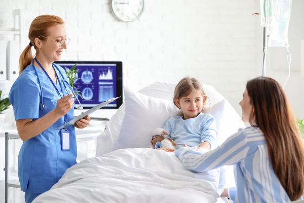 Madre Visitando Pequeña Hija Hospital — Foto de Stock