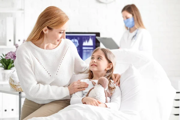 Mother Visiting Her Little Daughter Hospital — Stock Photo, Image