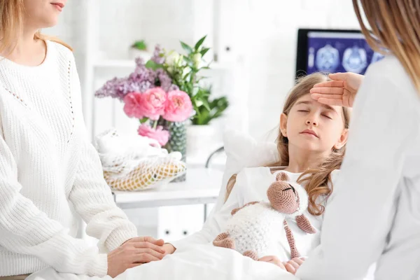 Madre Visita Sua Figlioletta Ospedale — Foto Stock