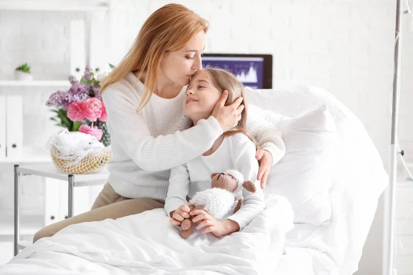 Mother Visiting Her Little Daughter Hospital — Stock Photo, Image