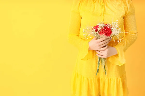 Jonge Vrouw Met Mooi Boeket Kleur Achtergrond — Stockfoto