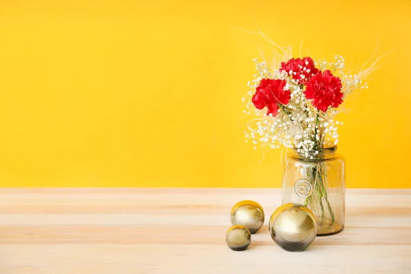 Masanın Üzerinde Renk Arkaplanına Karşı Bir Buket Güzel Çiçekli Vazo — Stok fotoğraf