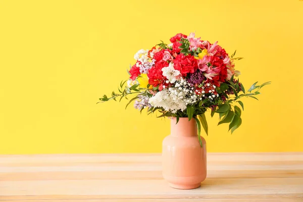 Florero Con Ramo Hermosas Flores Mesa Sobre Fondo Color — Foto de Stock