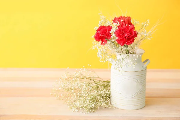 Florero Con Ramo Hermosas Flores Mesa Sobre Fondo Color — Foto de Stock