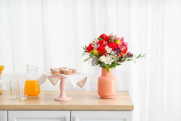 Ваза Букетом Красивих Квітів Столі Кухні — стокове фото