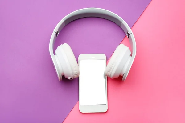 Modernes Mobiltelefon Mit Kopfhörer Auf Farbigem Hintergrund — Stockfoto