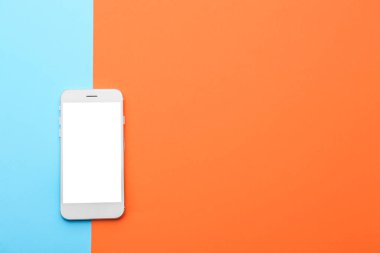 Renkli arka planda modern cep telefonu