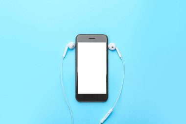 Renkli kulaklıklı modern cep telefonu