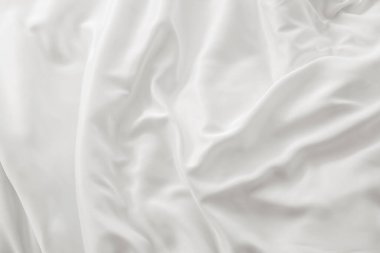 Yatakta yumuşak beyaz çarşaf