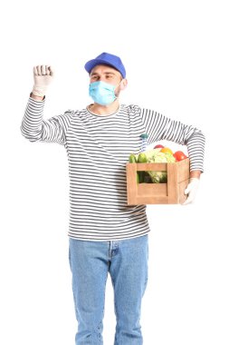 Beyaz arka planda yemek dağıtım şirketinin kuryesi. Salgın kavramı