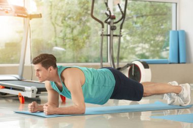 Spor salonunda eğitim sportif genç adam