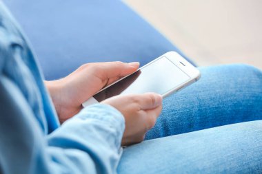 Cep telefonu olan bir kadın.