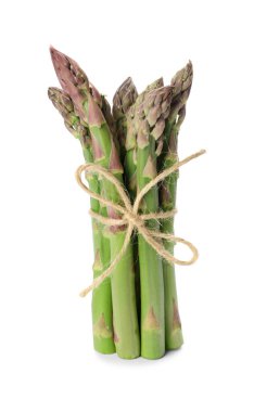 Beyaz arka planda taze kuşkonmaz