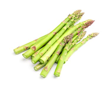 Beyaz arka planda taze kuşkonmaz