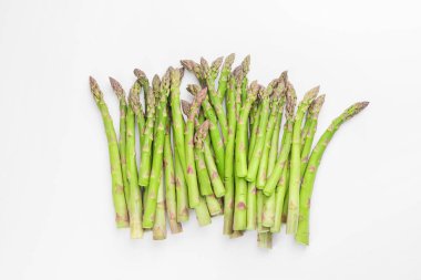 Beyaz arka planda taze kuşkonmaz