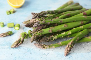 Renkli arkaplanda taze kuşkonmaz