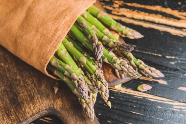 Taze yeşil kuşkonmaz masada, yakın plan.