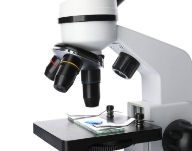 Beyaz zemin üzerinde modern mikroskop