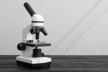 Işık arkaplanına karşı modern mikroskop
