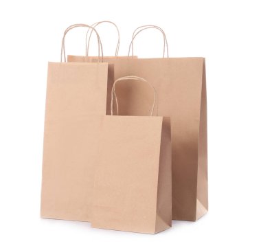 Beyaz arka planda kağıt alışveriş torbaları