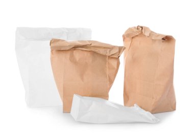 Beyaz arkaplanda kağıt torbalar