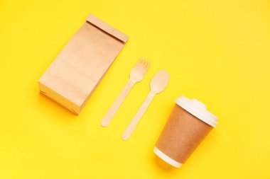 Yiyecek için kese kağıdı ve renkli fincanlar.