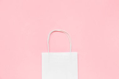 Renk arkaplanına kağıt alışveriş torbası