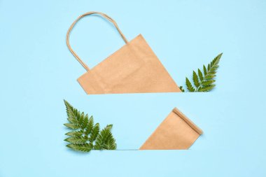 Renk arkaplanındaki kağıt torbalar