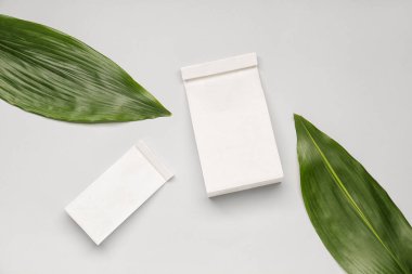 Gri arkaplanda kağıt torbalar