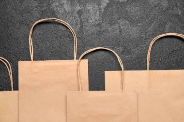Koyu arkaplanda kağıt alışveriş torbaları