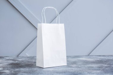 Masadaki kağıt torba ışık arkaplanına karşı