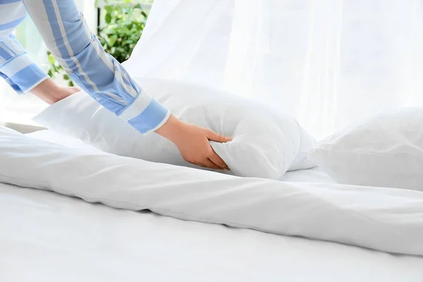 Woman Making Bed Home — Stock Photo, Image