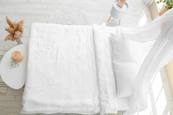 Большая Удобная Кровать Чистым Постельным Бельем Номере — стоковое фото