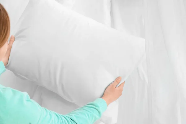 Woman Making Bed Home — Stock Photo, Image